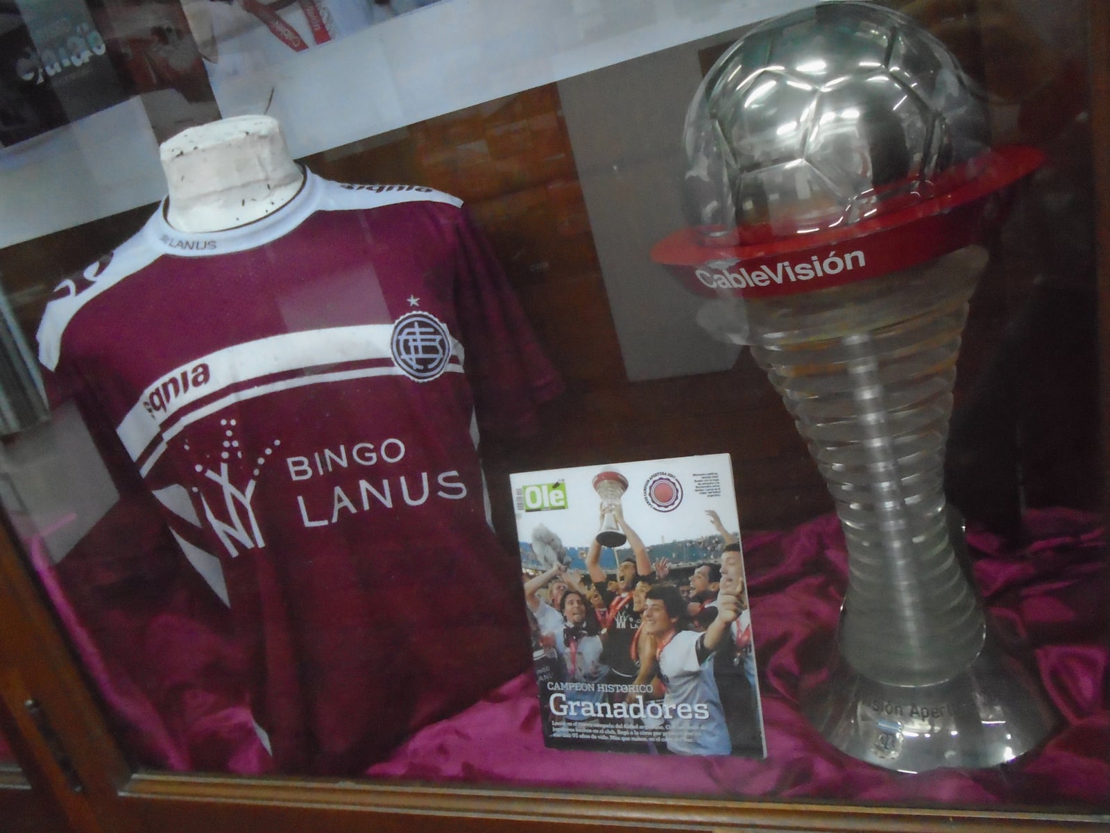 Camiseta y trofeo del Campeonato ganado en 2016, segundo título en Primera División, expuestos en el Museo Granate, del Club Atlético Lanús.