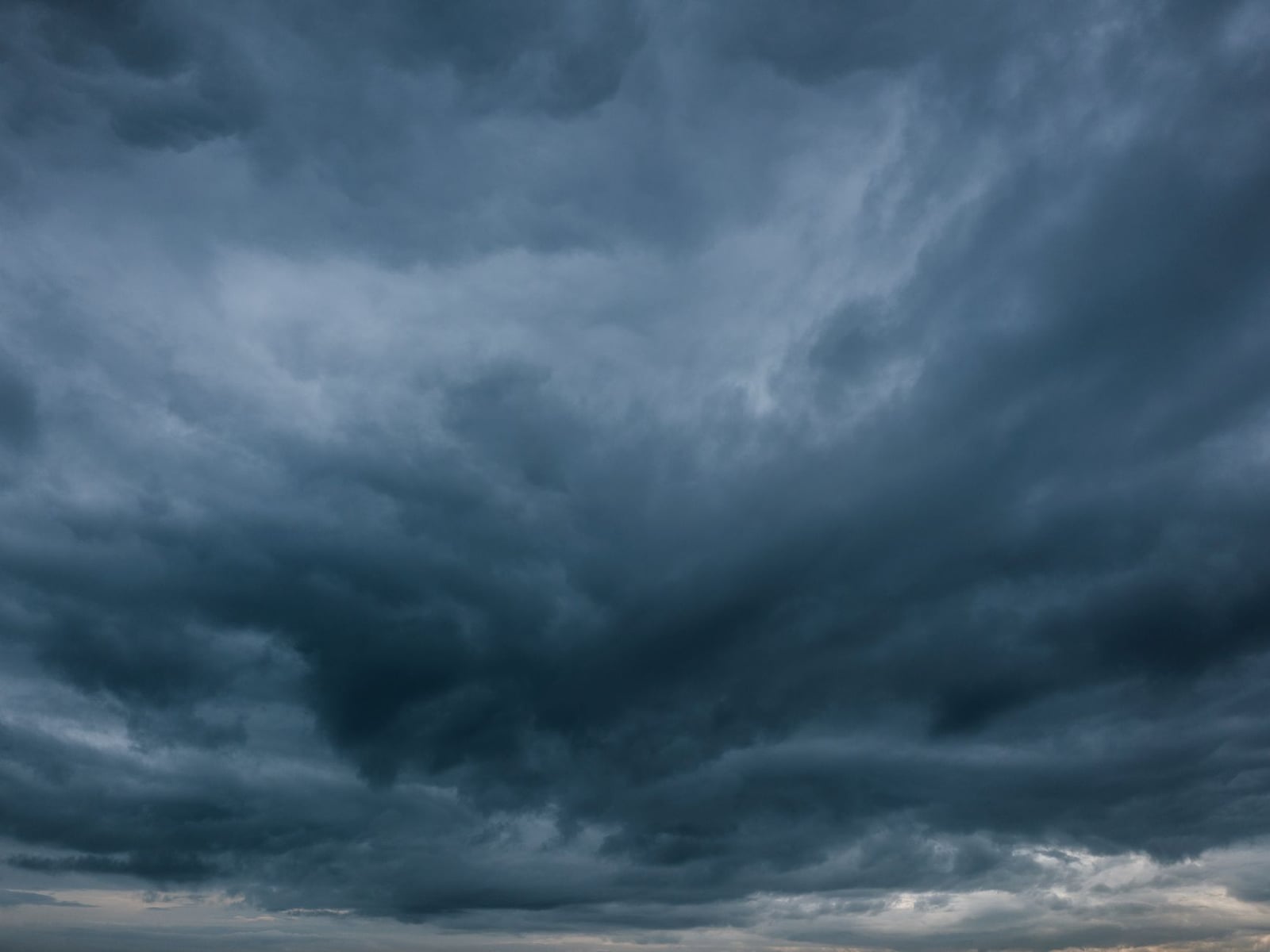 Paisaje de nubes oscuras, melancólico y dramático que captura un cielo tormentoso con nubes inminentes.