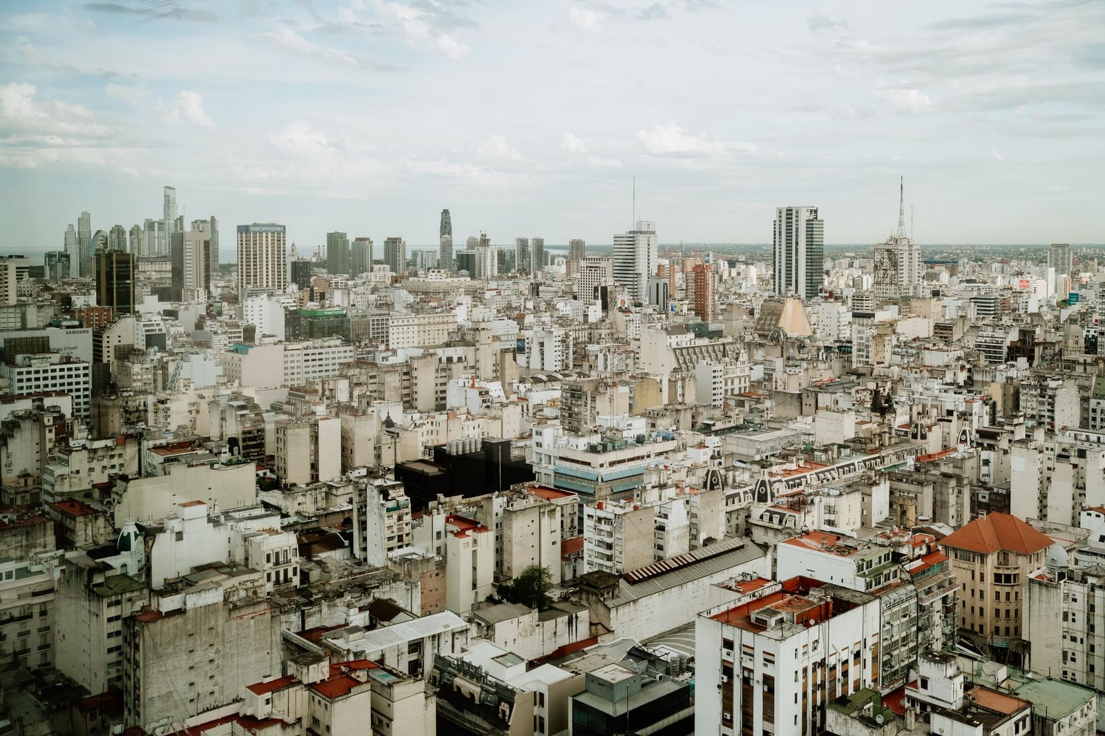Vista aérea del horizonte de Buenos Aires que muestra la arquitectura urbana y el paisaje urbano.