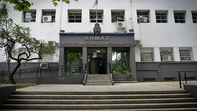 Logo of "ANMAT" (Administración Nacional de Medicamentos, Alimentos y Tecnología Médica).