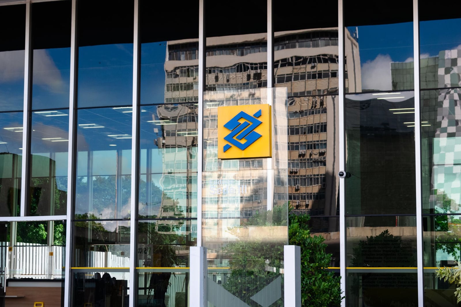 Exterior de un edificio moderno en Brasilia, Brasil, con vidrio reflectante y el icónico logotipo de Banco.