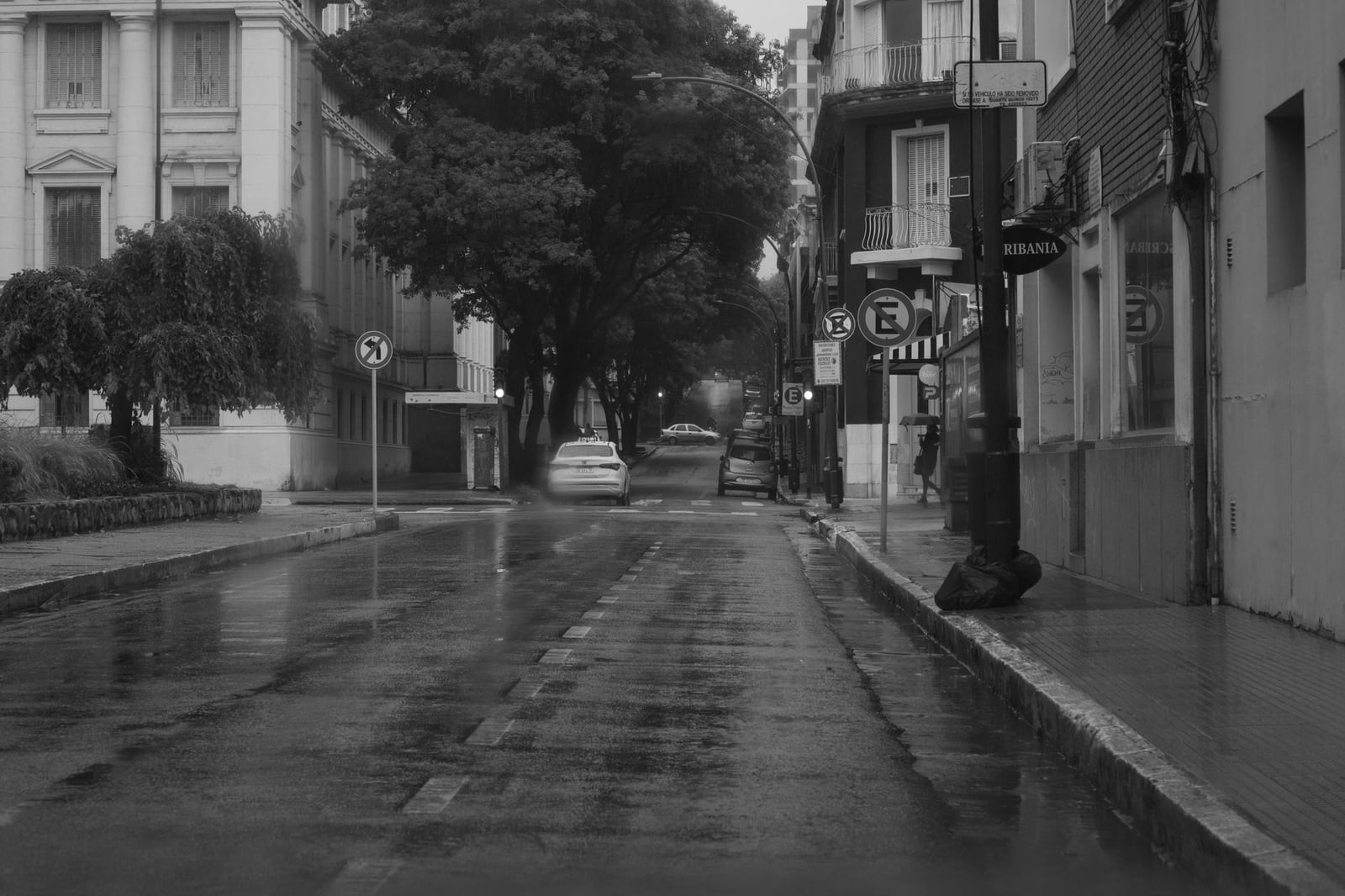Vista de una calle en blanco y negro melancólica en Córdoba en un día lluvioso.