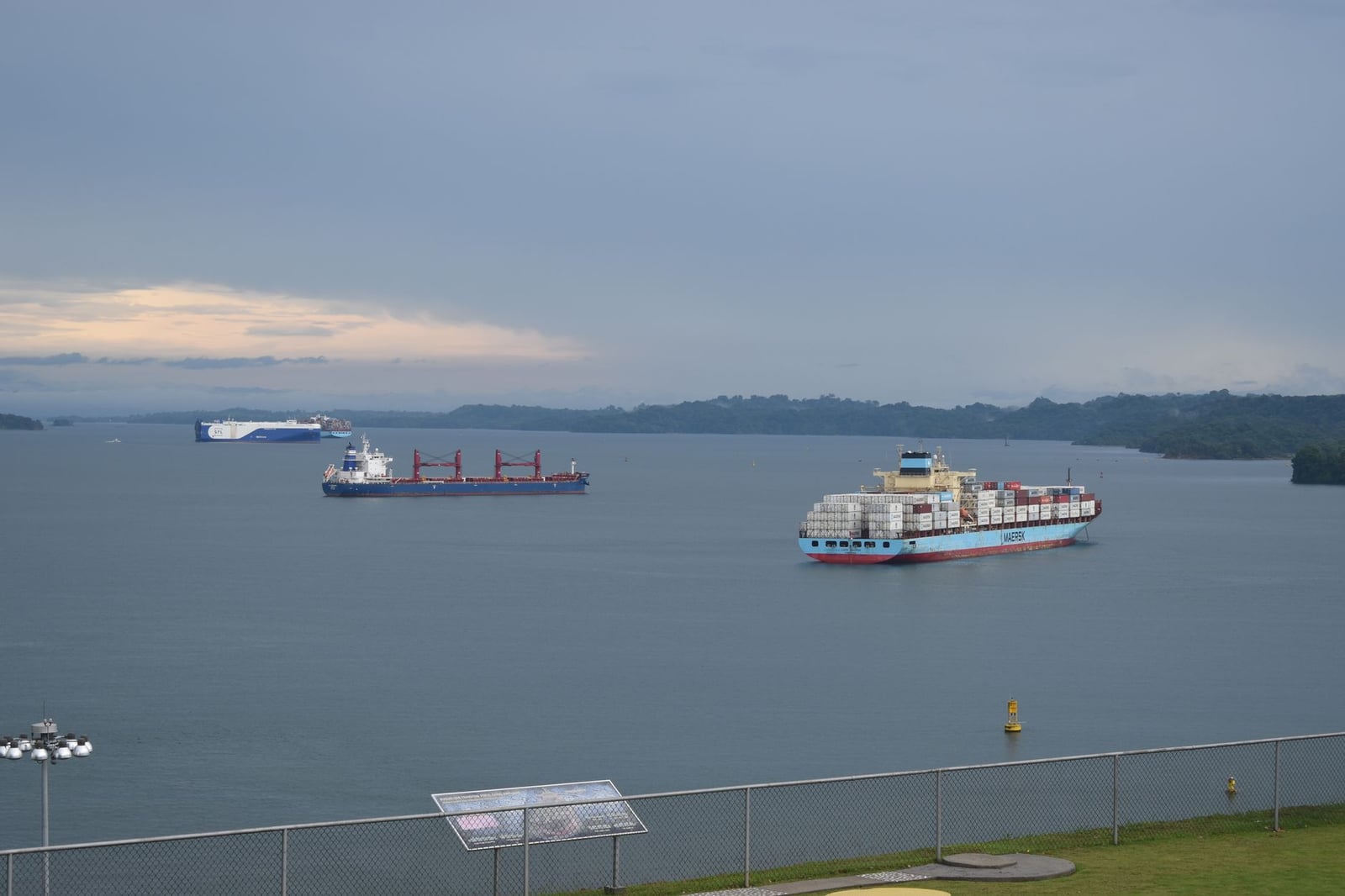 Buques de carga atraviesan el Canal de Panamá bajo un espectacular cielo vespertino.