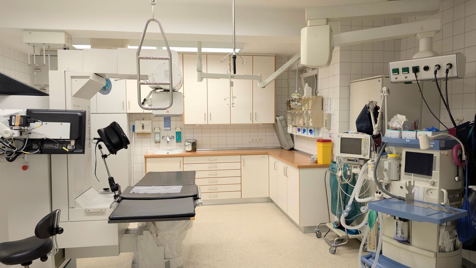 Amplia sala de rayos X equipada con tecnología de imágenes avanzada en un hospital.