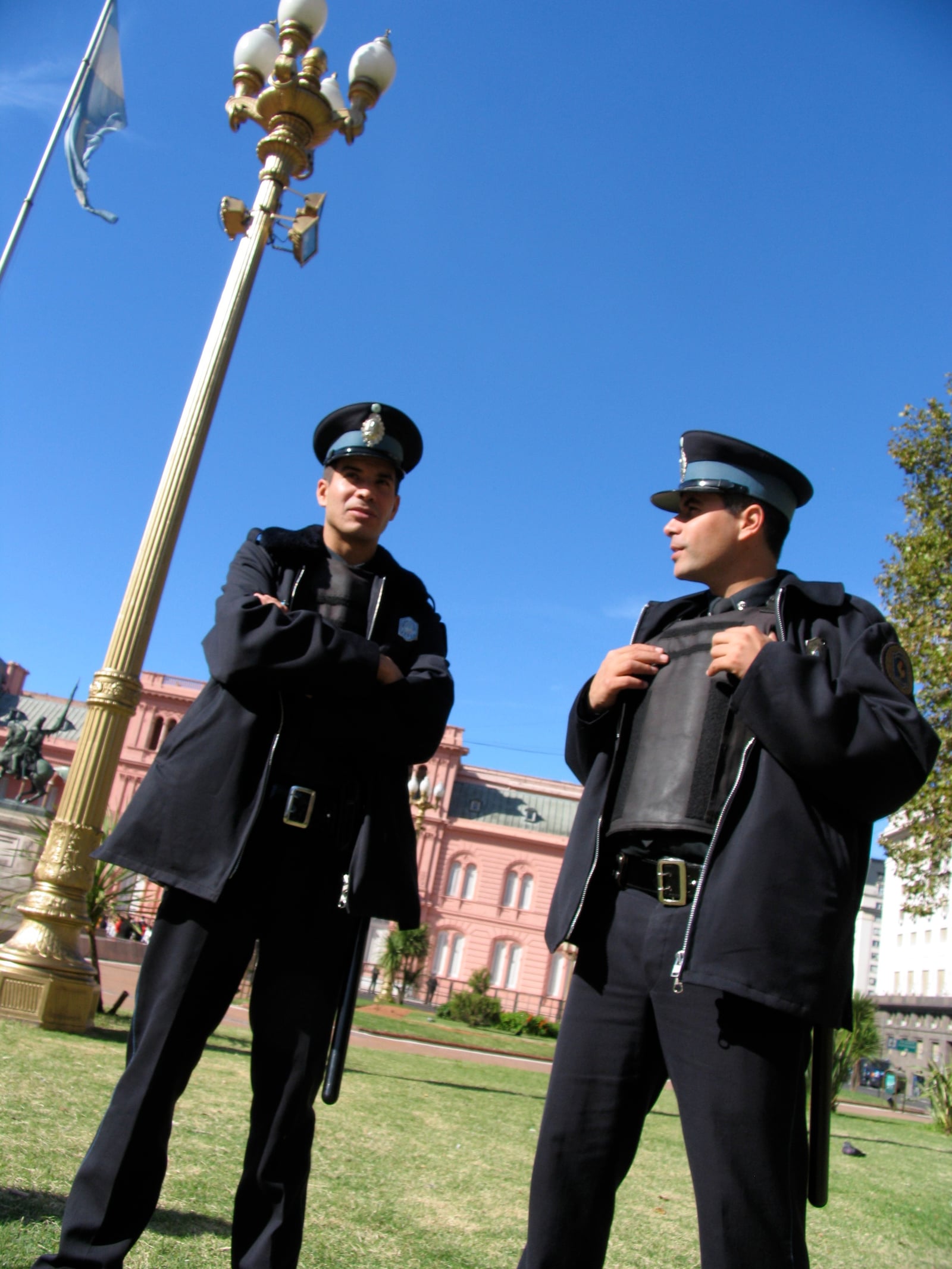 Agentes de la Policía Federal Argentina en la Plaza de Mayo, Buenos Aires, Argentina.