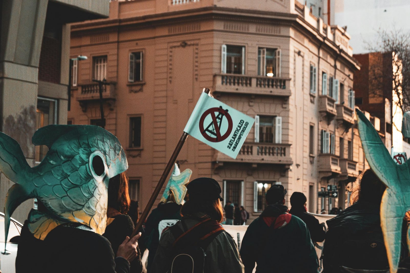 Protesta ambiental en Mar del Plata con personas portando máscaras de peces y sosteniendo carteles contra el fracking.