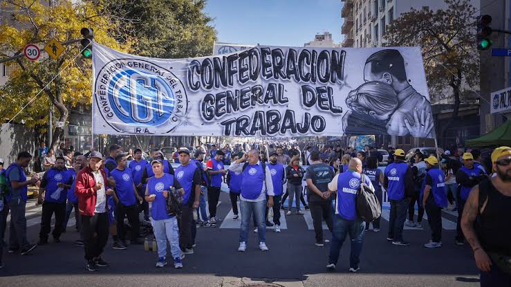Multitud de manifestantes de diversas procedencias durante una protesta por los derechos de los trabajadores en la ciudad.
