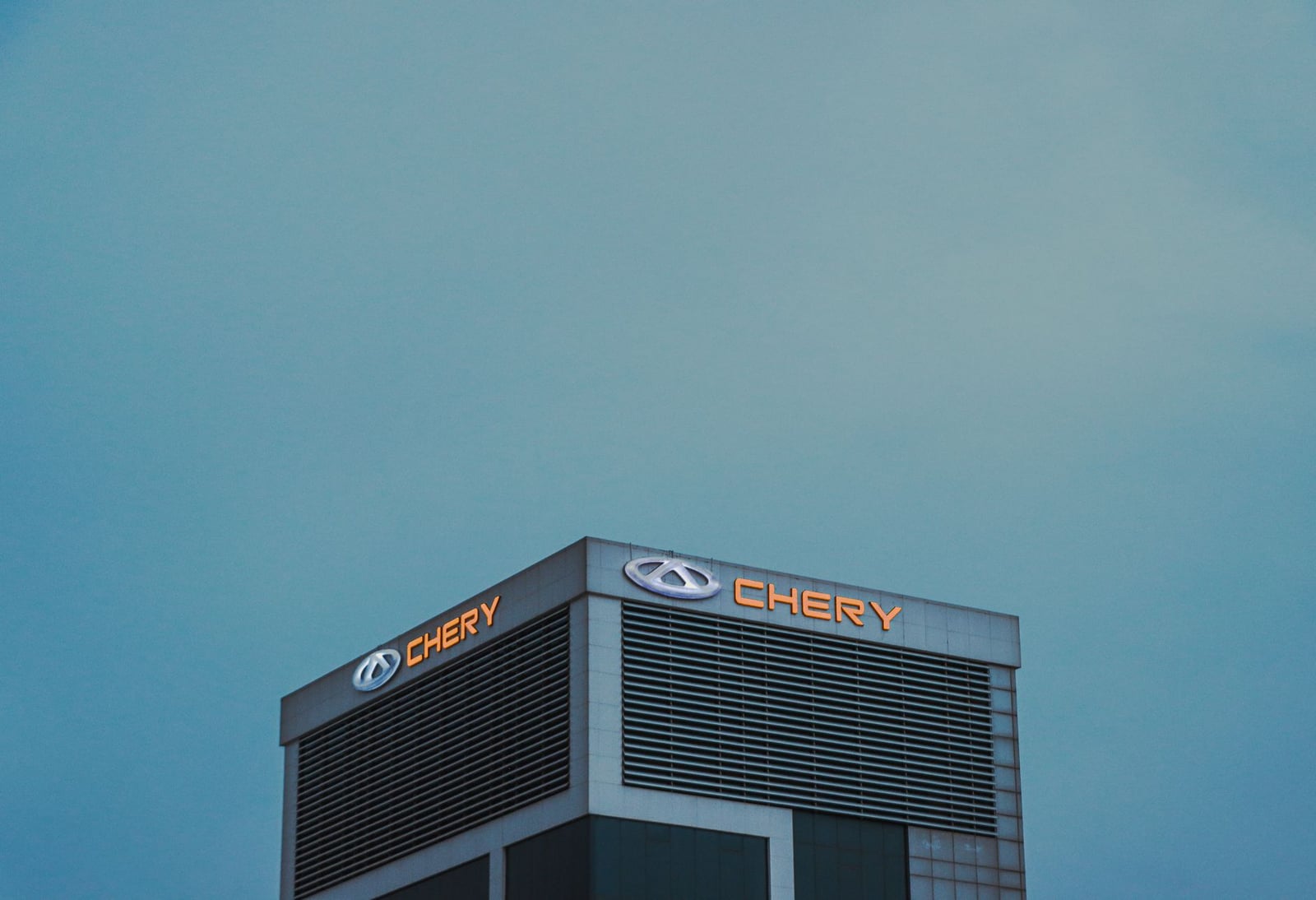 Un moderno edificio de Chery en Erbil, Región del Kurdistán, Irak, con un fondo de cielo claro.