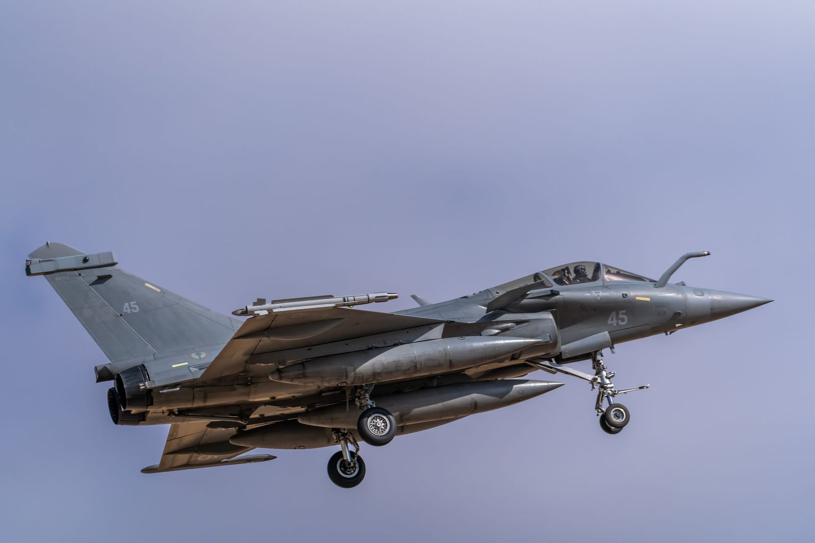 Un avión Dassault Rafale capturado en el aire contra un cielo despejado en Los Llanos, España.