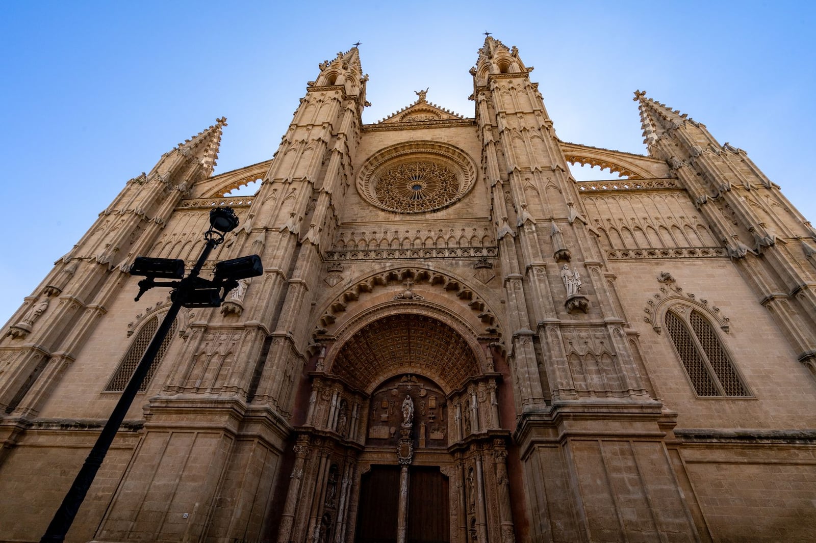 Impresionante vista de la Catedral de La Seu, una obra maestra gótica en Palma, Mallorca, bajo un cielo azul claro.
