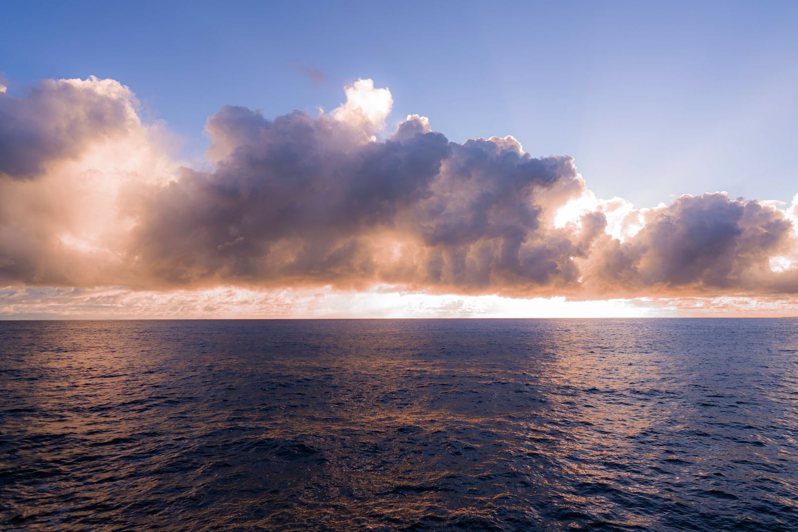 Vista cautivadora de nubes sobre el Océano Pacífico al atardecer en Hilo, Hawái.