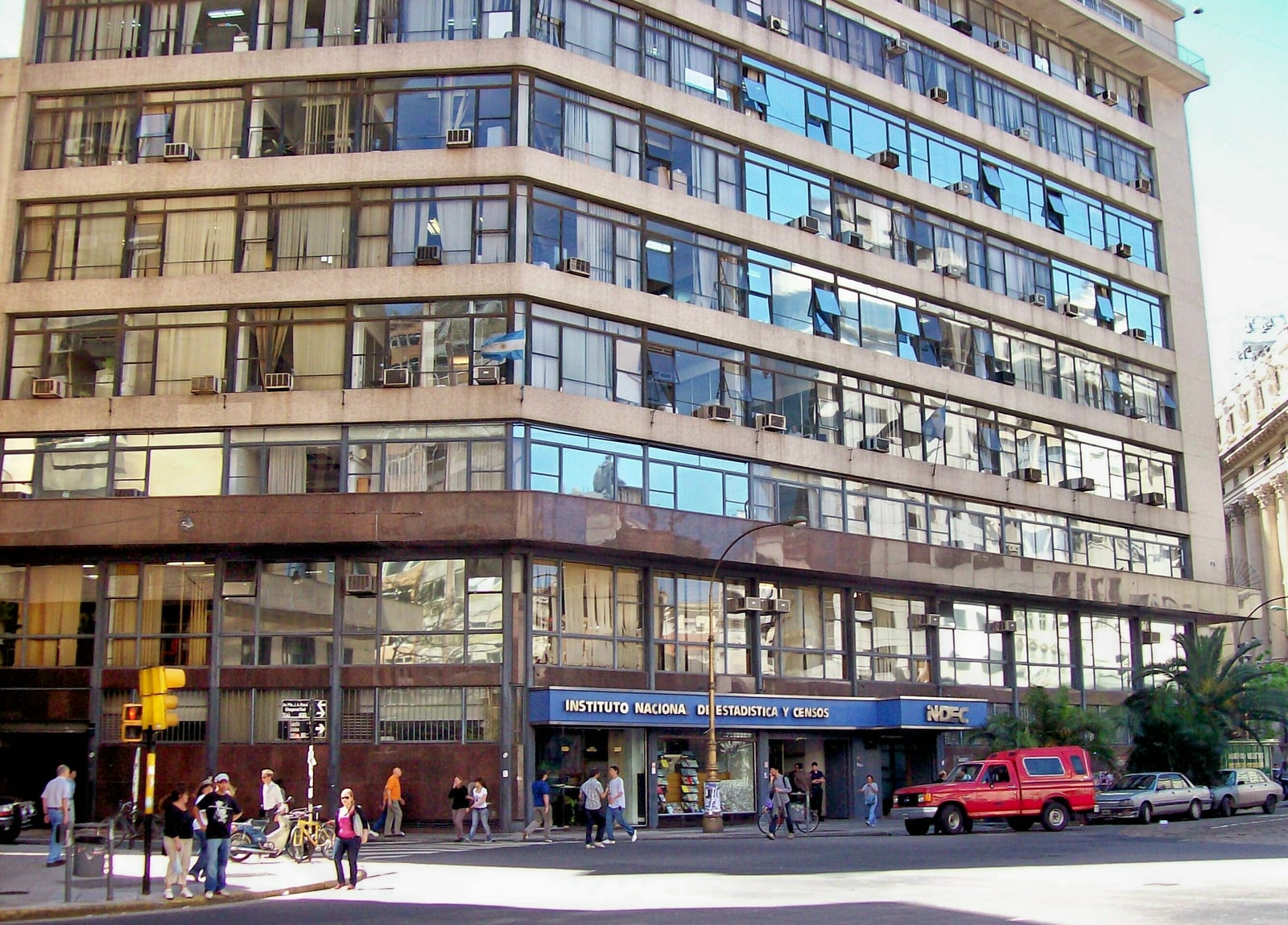 Edificio del Instituto Nacional de Estadísticas y Censos de la Argentina, proyectado por Arturo Dubourg e inaugurado en 1956 para el Ministerio de Trabajo. Situado en Av. Julio A. Roca 609, Ciudad de 