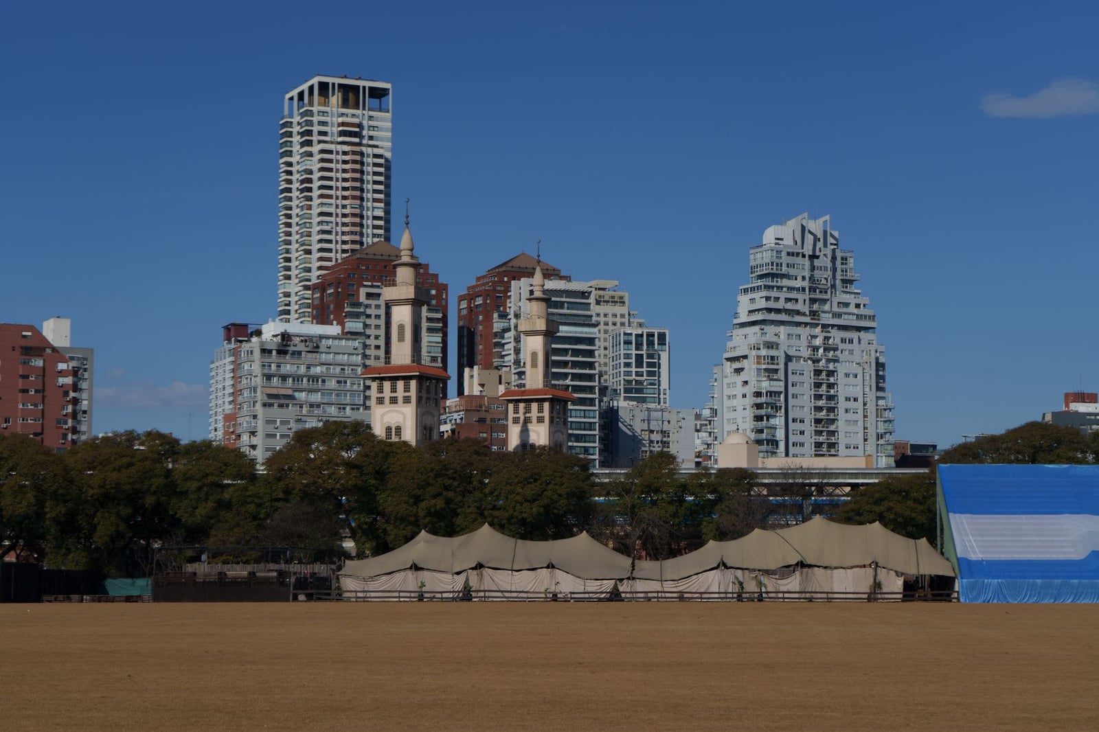 Horizonte urbano de Buenos Aires con una icónica arquitectura moderna y clásica contra un cielo azul claro.