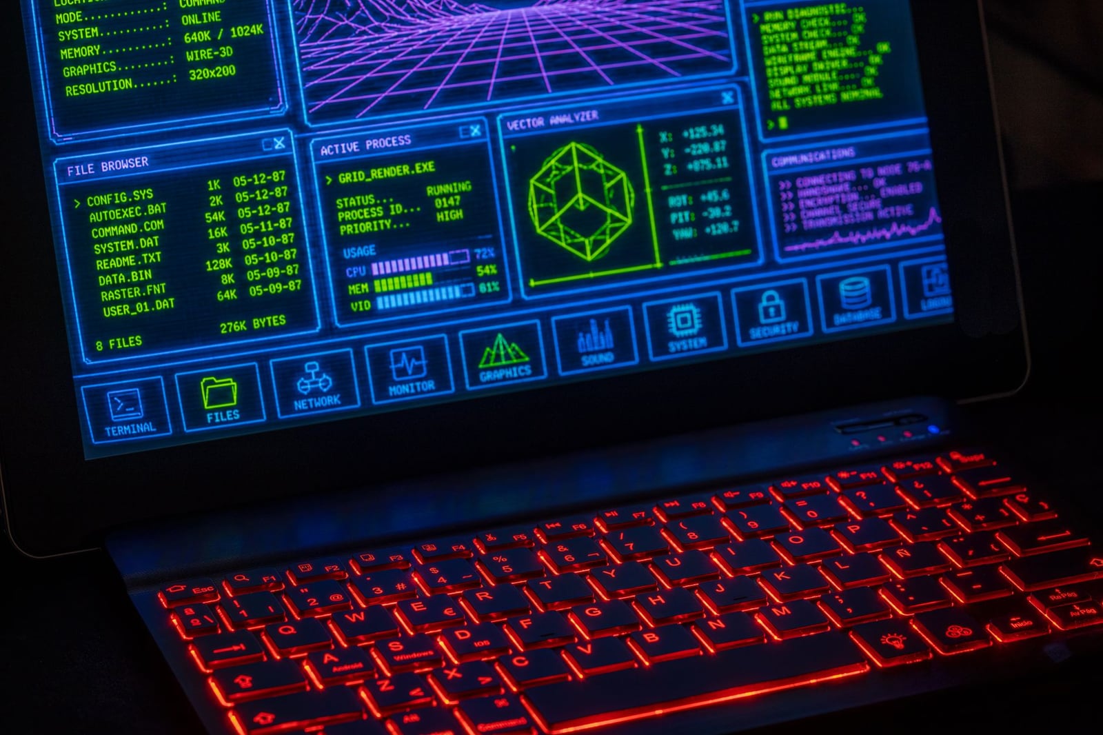 Interfaz digital futurista mostrada en la pantalla de un portátil con teclado rojo neón.