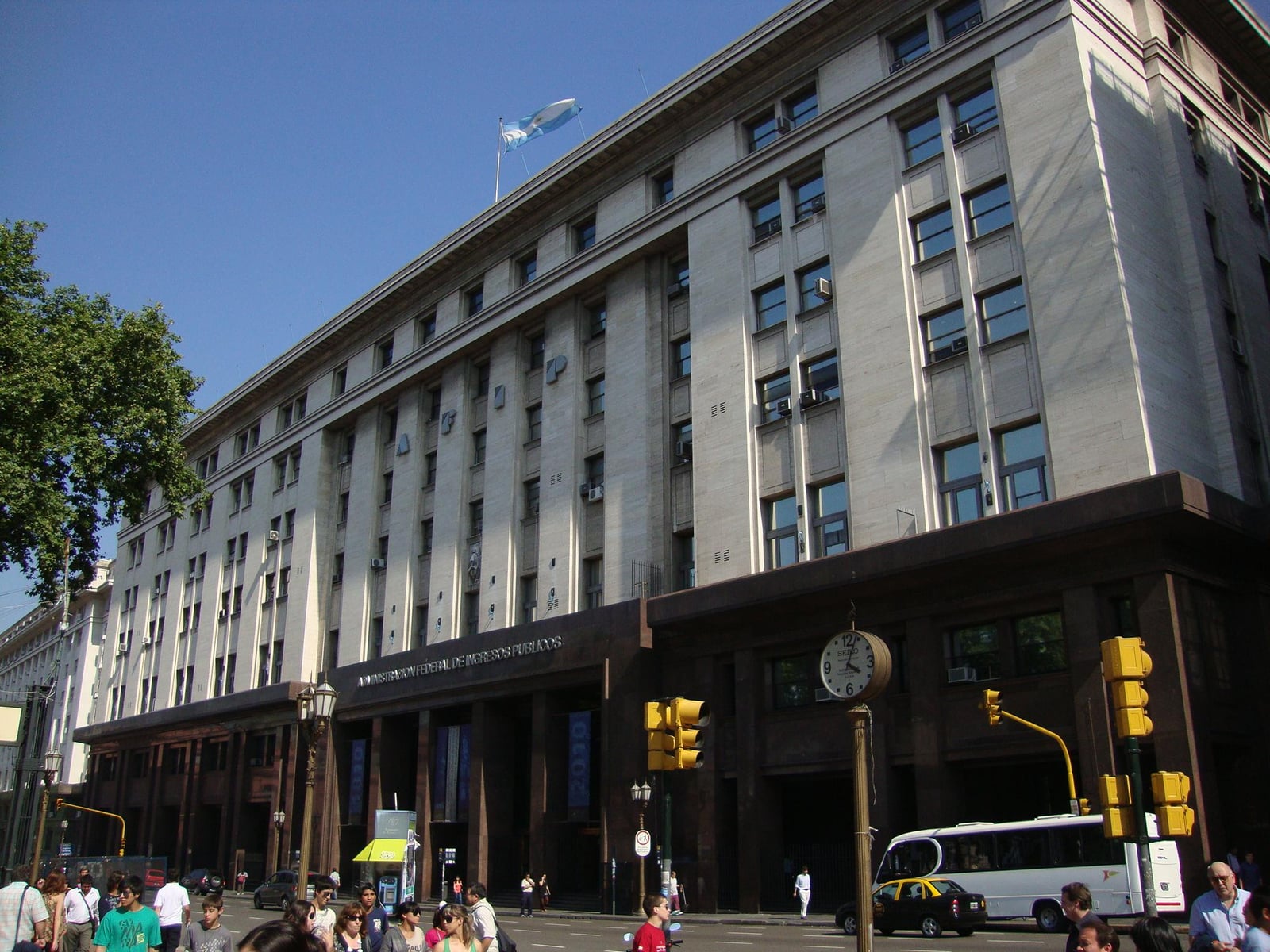 Edificio de la Administración Federal de Ingresos Públicos. Proyectada originalmente en 1943 por los arquitectos Raúl Fitte y Héctor Morelli, el diseño fue modificado en 1949 por el arquitecto Héctor