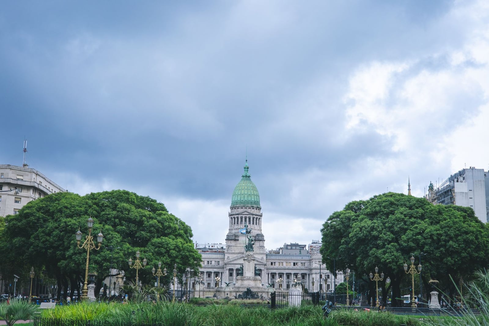 Vista del emblemático edificio del Congreso Nacional en Buenos Aires con cielo nublado.