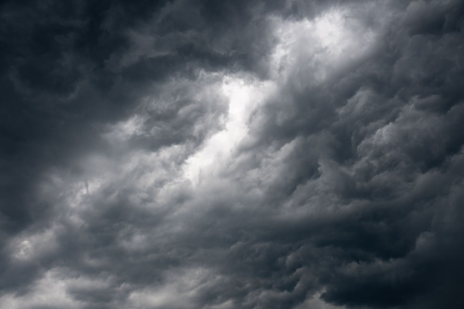 Nubes oscuras de tormenta se acumulan sobre Garešnica, creando un paisaje sombrío y dramático.
