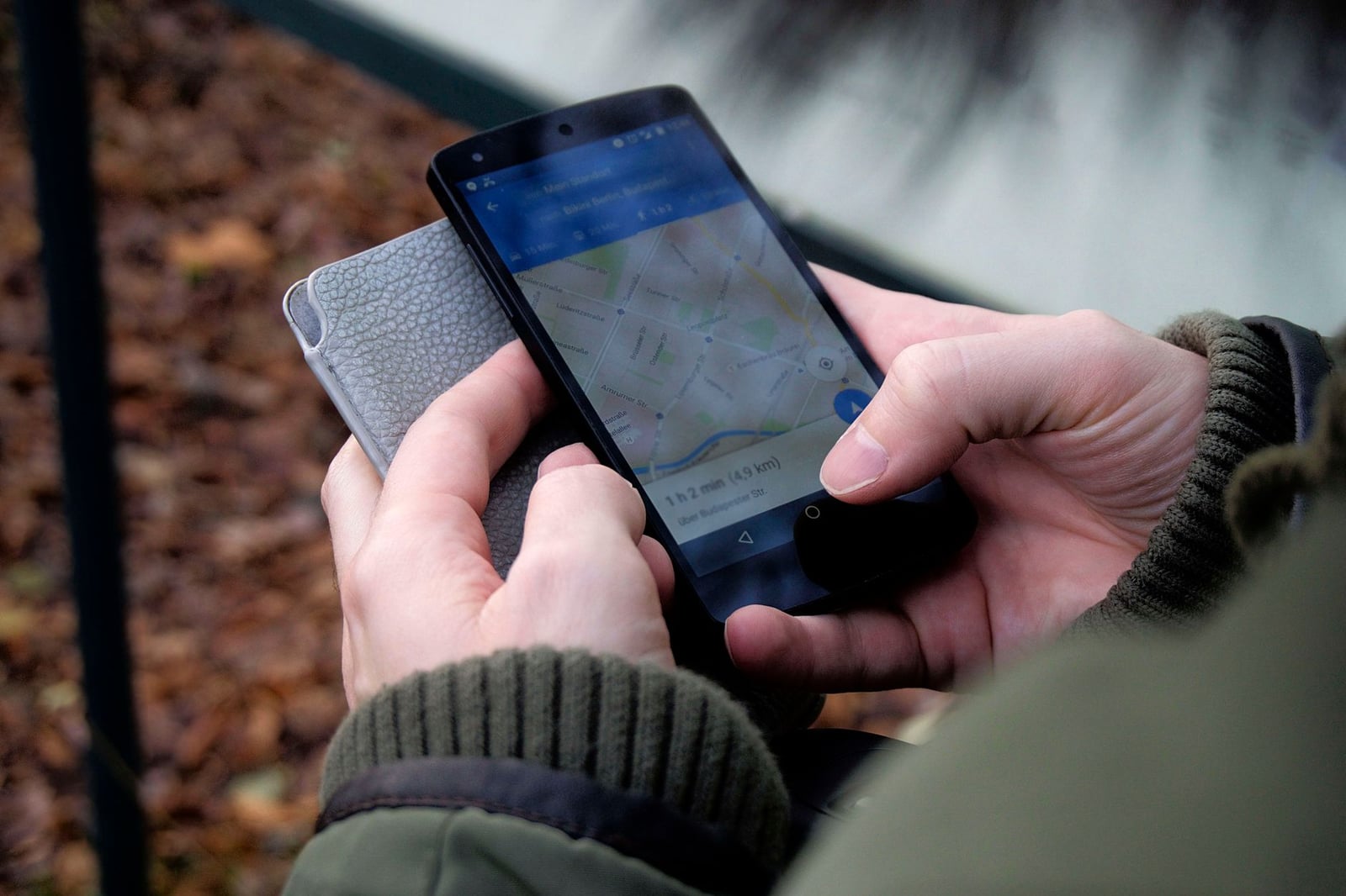 Persona Que Usa La Aplicación Google Maps A Través De Un Teléfono Inteligente Android Negro