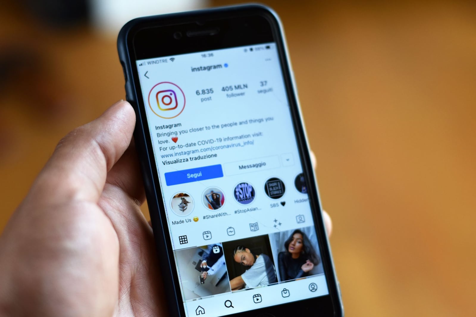 Primer plano de un smartphone mostrando una pantalla de perfil de Instagram.