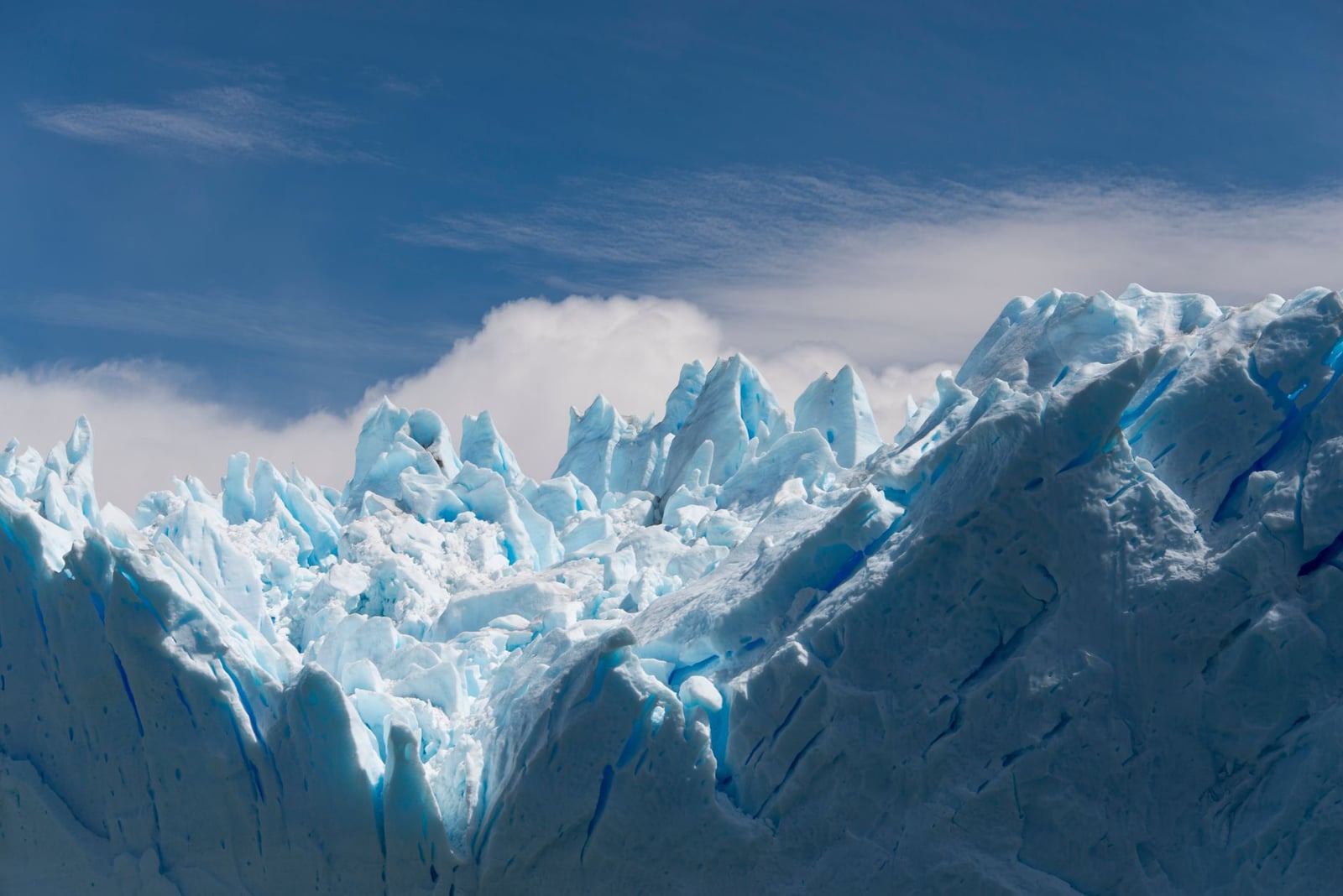 Formación De Hielo Blanco Bajo Nubes Blancas