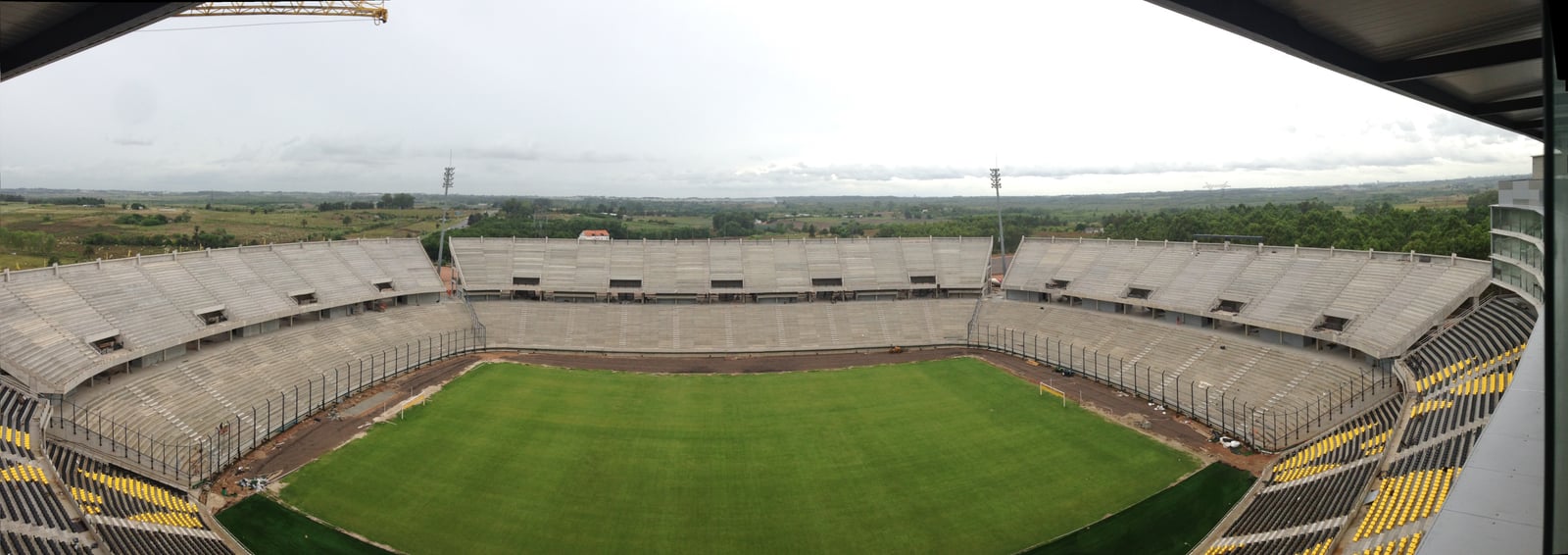 Estadio del Club Atlético Peñarol. Arquitecto Luis Rodríguez Tellado. Ubicación Ruta 102 (Ruta Nacional Perimetral Wilson Ferreira), Camino Manganga y Camino de los Siete Cerros, Montevideo, Uruguay. 