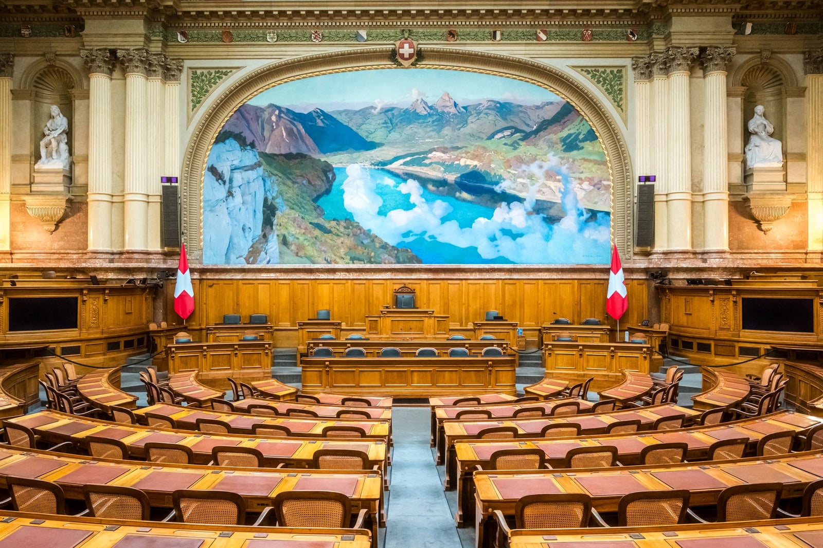Vista interior del edificio del Parlamento suizo en Berna, que muestra su grandeza y herencia suiza.